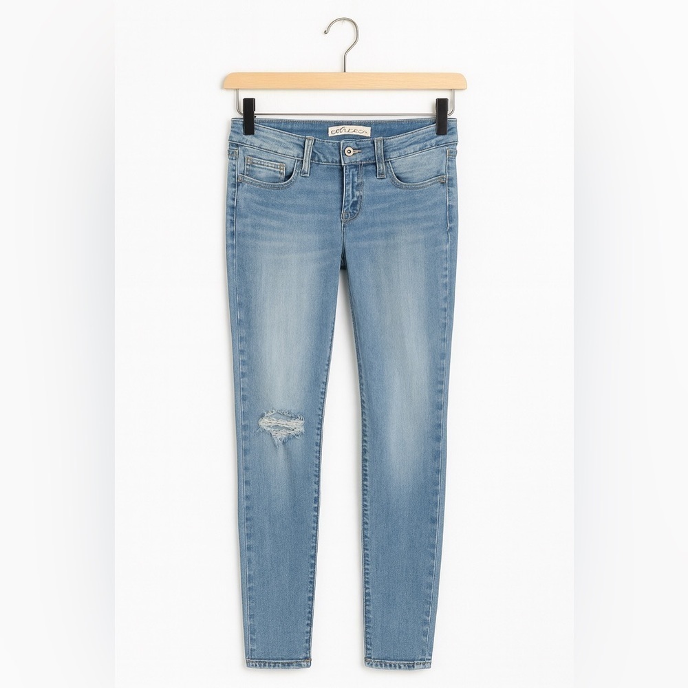 Hollister size 3R Junior’s Light Wash Tapered-Leg Ripped Denim Jeans.